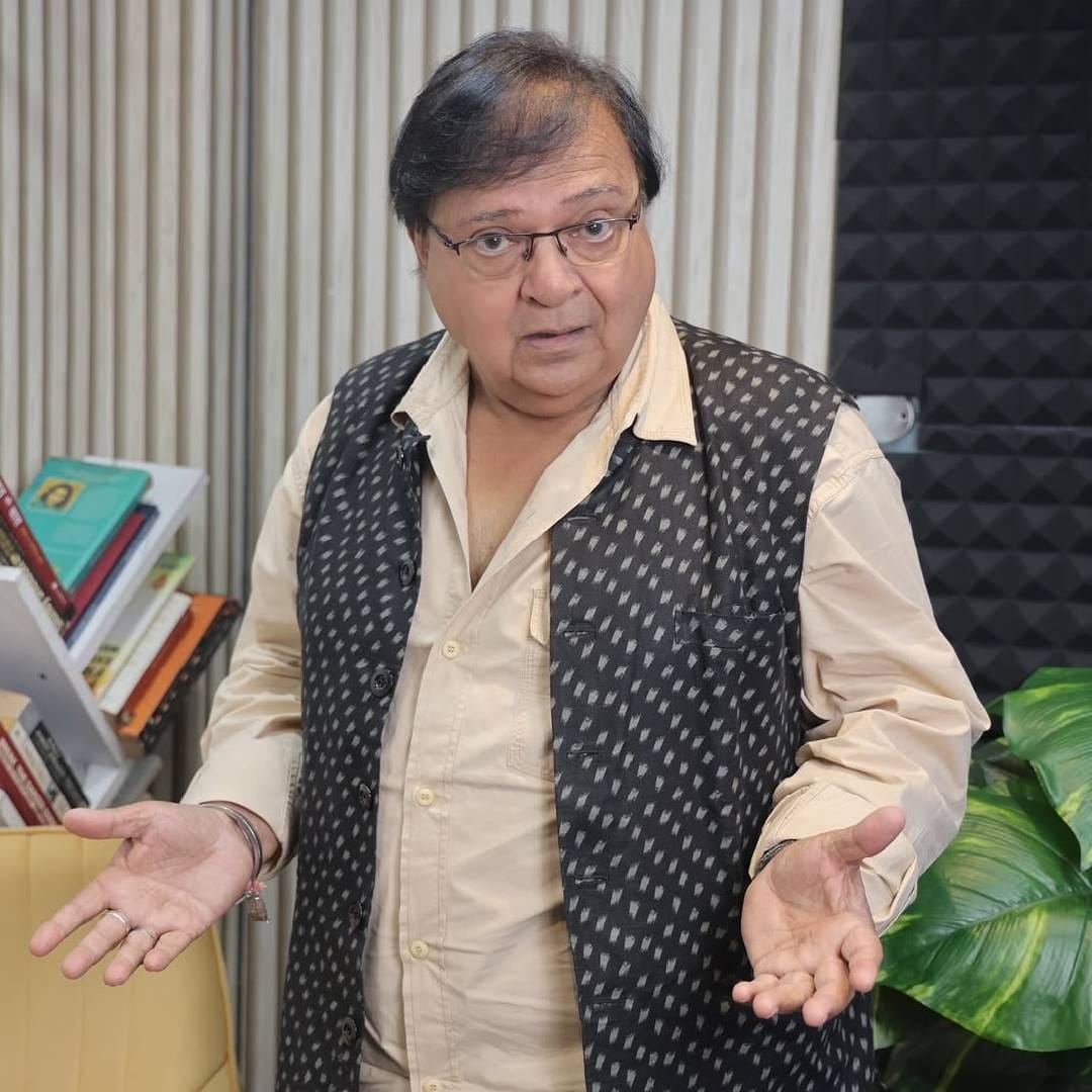 राकेश यांनी मुलगी रितिकाकडे इशारा करत पुढे म्हणाले, "लेकीने हट्ट केला की बाबा, ते नवीन दिग्दर्शक आहेत आणि प्रतिभावान आहेत. कृपया हा चित्रपट स्वीकारा. मग माझ्या पत्नीनेही मला समजावलं की नवीन दिग्दर्शकांसोबत काम करण्यास नकार दिला, तर त्यांच्यावर हा अन्याय असेल." 
