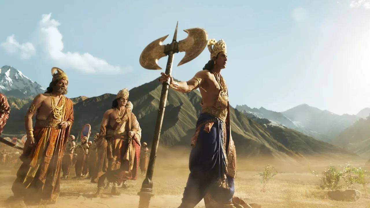 सीतेच्या भूमिकेत दिसणार आहे साऊथची अभिनेत्री साई पल्लवी. तिने सुद्धा चांगली रक्कम चार्ज केली आहे. रिपोर्ट्सनुसार एका पार्टसाठी तिने 6 कोटी रुपये घेतले आहेत. म्हणजे दोन्ही भागांचे मिळून तिची फि होते 12 कोटी रुपये.