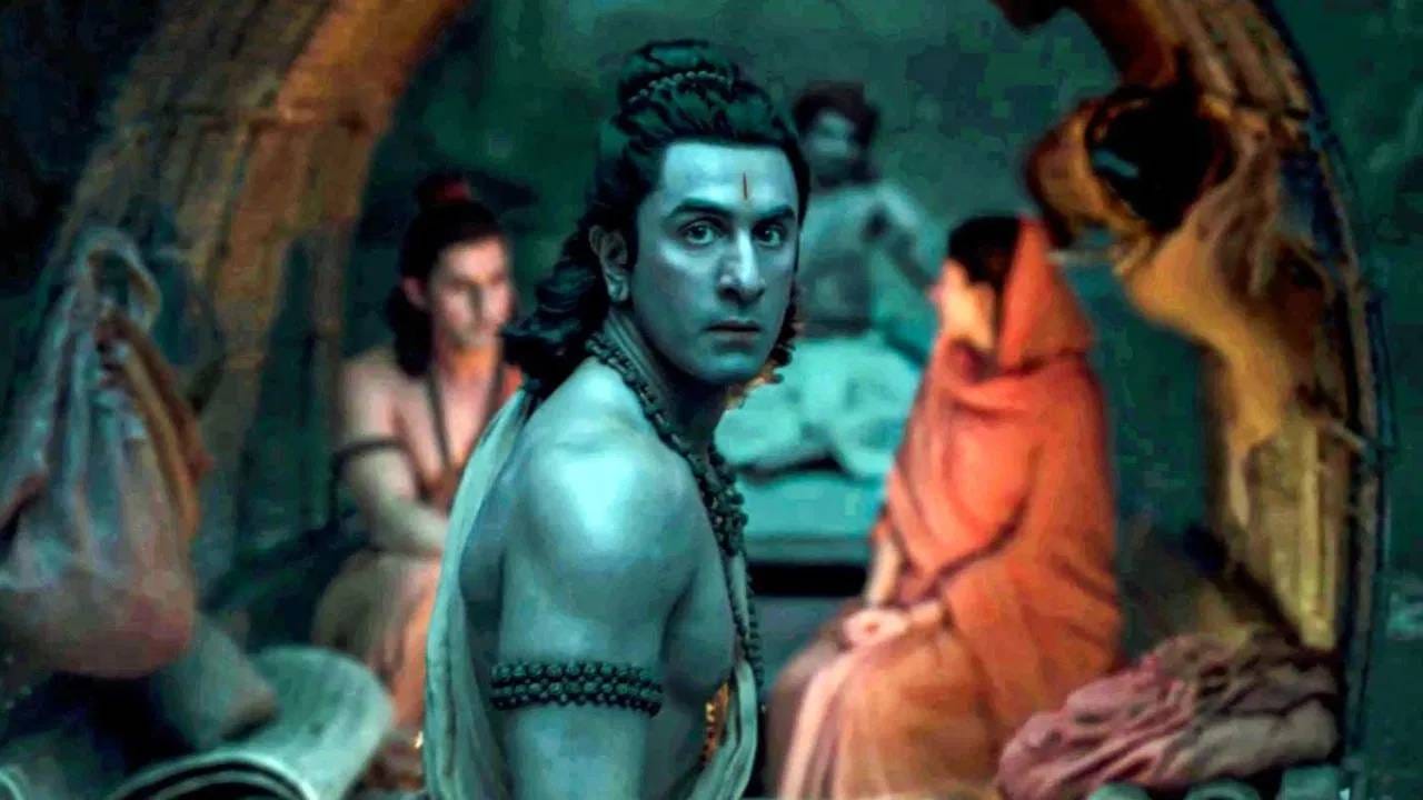 या चित्रपटात काम करणाऱ्या कलाकारांच्या फि बद्दल बोलायच झाल्यास रणबीर कपूरची सर्वात जास्त चर्चा आहे. या चित्रपटात तो प्रभू रामचंद्रांची भूमिका साकारतोय. रिपोर्ट्सनुसार या चित्रपटाच्या एका भागासाठी त्याने 75 कोटी रुपये फि चार्ज केली आहे. म्हणजे दोन भाग मिळून त्याची फि 150 कोटी रुपये होते.