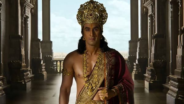 नितेश तिवारी 'रामायण' चित्रपटाचे दिग्दर्शक आहेत. अनेक मोठे स्टार्स या चित्रपटात काम करत असून त्यांनी तितकी फी सुद्धा घेतली आहे. या फिल्मच तब्बल 4000 कोटी इतकं मेगा बजेट आहे. दोन पार्टमध्ये हा चित्रपट बनतोय.