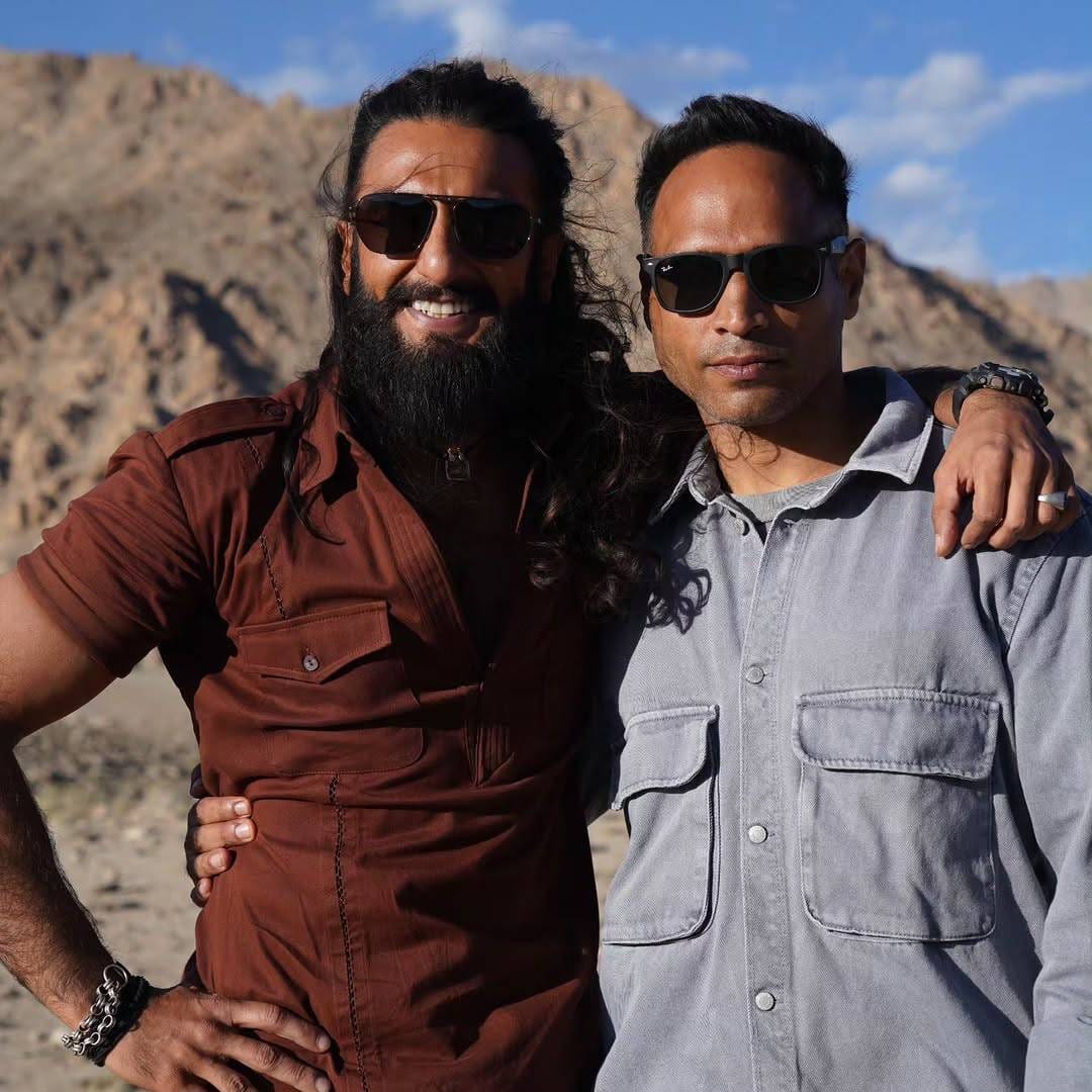 'एनडी टीव्ही'ला दिलेल्या मुलाखतीत करणदीपने सांगितलं की, "धुरंधर 2 चा क्लायमॅक्स लुधियानाच्या बाहेरील परिसरात शूट झाला होता. हे शूटिंग 15-20 दिवस चाललं होतं आणि त्यावेळी तापमान 48 डिग्री होतं. तिथे आसपास झाडं किंवा सावली मिळेल अशी कोणतीच जागा नव्हती, त्यामुळे शूटिंग करणं खूप कठीण होतं."