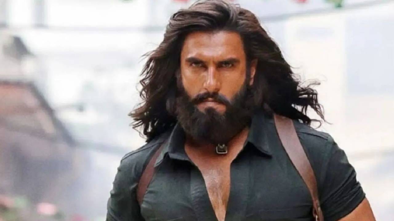 19 मार्च 2026 रोजी थिएटरमध्ये प्रदर्शित झालेल्या 'धुरंधर : द रिव्हेंज' या चित्रपटाच्या कमाईचा वेग इतक्या दिवसांनंतरही मंदावला नाही. आठवड्यातील कुठलाही दिवस असो, अद्याप थिएटरमध्ये या चित्रपटासाठी प्रेक्षकांची गर्दी होत आहे. शनिवारी रणवीर सिंहच्या या चित्रपटाने जबरदस्त कमाई केली.