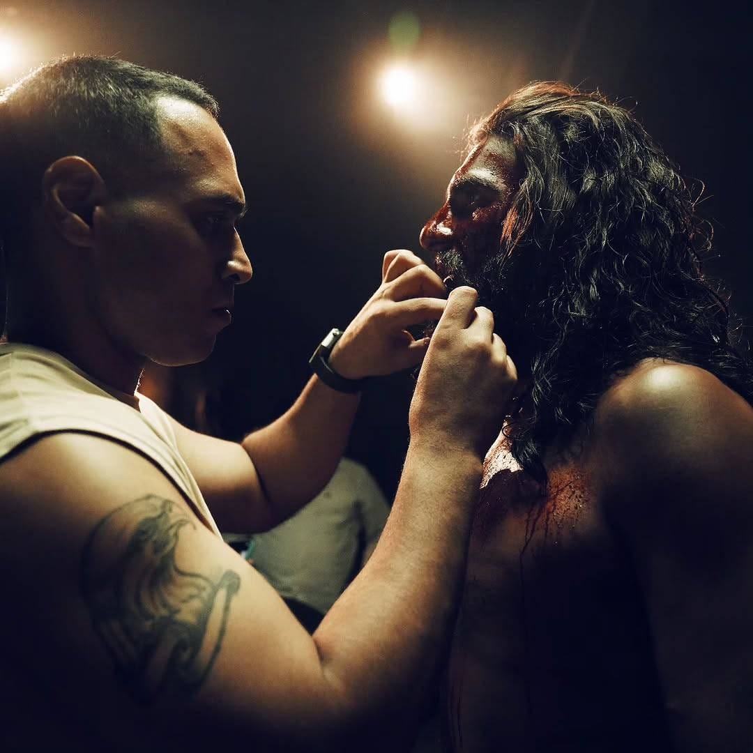 करणदीप सिंहने एका मुलाखतीत सांगितलं की, 'धुरंधर 2'चा क्लायमॅक्स शूट करण्यासाठी टीमला जवळपास 15 ते 20 दिवस लागले. रणवीर सिंहला जाड लेदर जॅकेट आणि विग घालून शूटिंग पूर्ण करावी लागली होती. त्यावेळी तिथे तापमान 48 डिग्री होतं.