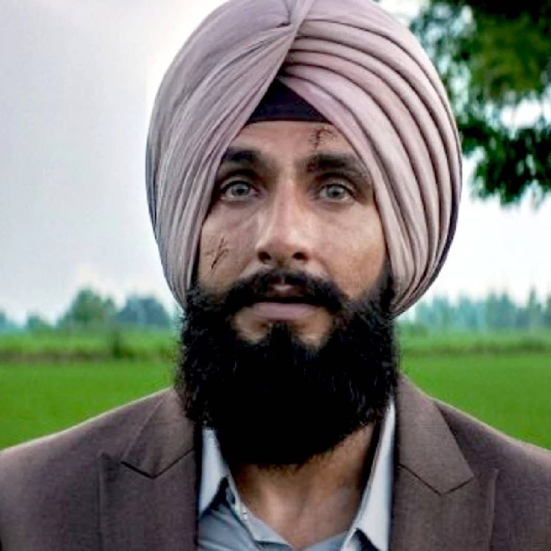 रणवीर सिंहच्या 'धुरंधर : द रिव्हेंज' या चित्रपटाच्या ओटीटी रिलीजची प्रेक्षक आतुरतेने प्रतीक्षा करत आहेत. 19 मार्च रोजी थिएटरमध्ये प्रदर्शित झालेला हा चित्रपट अद्याप दमदार कमाई करत आहे. आता ओटीटी रिलीजसाठी निर्मात्यांनी कोट्यवधी रुपयांची डील केल्याची माहिती समोर येत आहे. 
