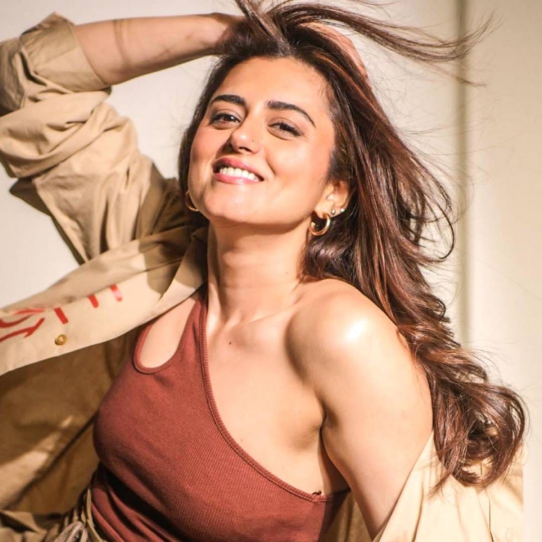 "मला अशी व्यक्ती आवडेल, जी 'सेल्फ मेड' म्हणजेच स्वत:च्या बळावर नाव कमावलेली असेल. तो समोरच्या पर्सनॅलिटीचा आदर करणारा हवा. एक अशी व्यक्ती जी स्वत:बद्दल नाखुश नसेल. मी माझ्या आयुष्यात आता सुरक्षित आणि स्वतंत्र आहे. त्यामुळे माझ्या आयुष्यात येऊन माझ्याबद्दल असुरक्षित राहणारी व्यक्ती मला नकोय. मी स्वत:ची काळजी घेऊ शकते, घर चालवू शकते, आर्थिक गोष्टी हाताळू शकते. अशी व्यक्ती भेटली की मी लगेच प्रेमात पडेन", असं रिधी म्हणाली. 
