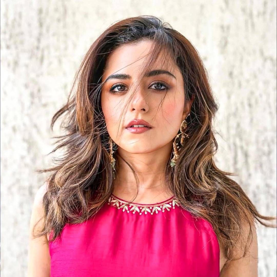 लग्नाबद्दल तिने पुढे सांगितलं, "लग्न हे एक कमिटमेंट आहे. लग्न केलं तर तुम्हाला त्यात टिकून राहावं लागेल. मला कसा पार्टनर हवा, असा प्रश्न असेल तर माझी काही ठरलेली चेकलिस्ट नाही. मला माझ्या पार्टनरमध्ये काही सर्वसामान्य गुण हवेत."
