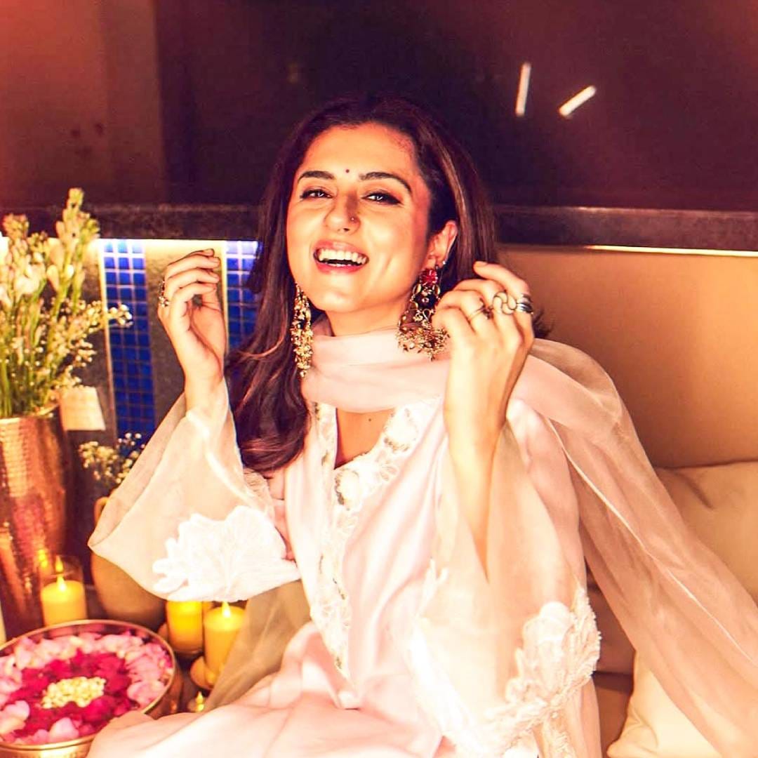 अभिनेता राकेश बापट नुकताच 'बिग बॉस मराठी 6'मधून बाहेर पडला. ग्रँड फिनालेमध्ये तन्वी कोलतेनं बाजी मारली आणि राकेशच्या पदरात पुन्हा निराशाच आली. आता तो बिग बॉसच्या घरातून बाहेर पडल्यानंतर त्याची पूर्व पत्नी आणि अभिनेत्री रिधी डोग्रा दुसऱ्या लग्नाविषयी मोकळेपणे व्यक्त झाली. 
