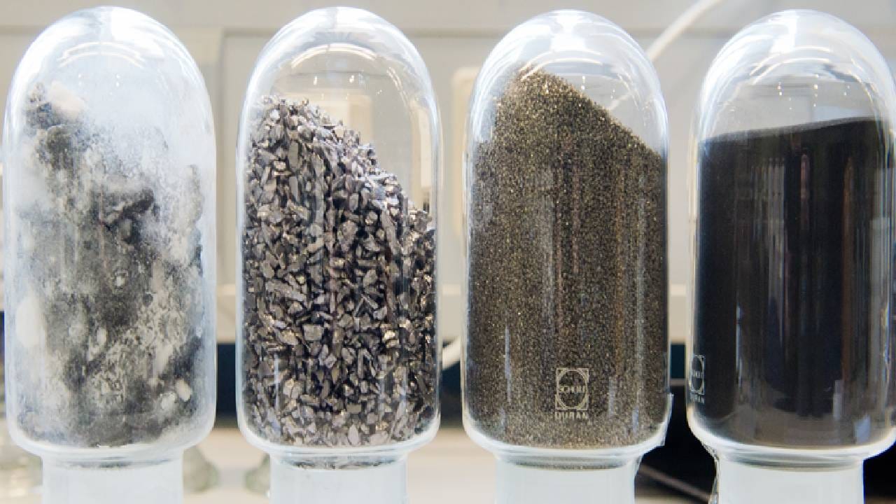 सध्याच्या घडीला सगळ्या जगाला गरज आहे ती रेयर अर्थ मटेरियला या खनिजाची. या खनिजावर जगातील अनेक उद्योग, व्यवसाय अवलंबून आहेत. या रेयर अर्थ मटेरियलवर वर्चस्व आहे ते चीनचं. जगातील अनेक देश या खनिजासाठी चीनवर मोठ्या प्रमाणात अवलंबून आहेत. (Getty Images)