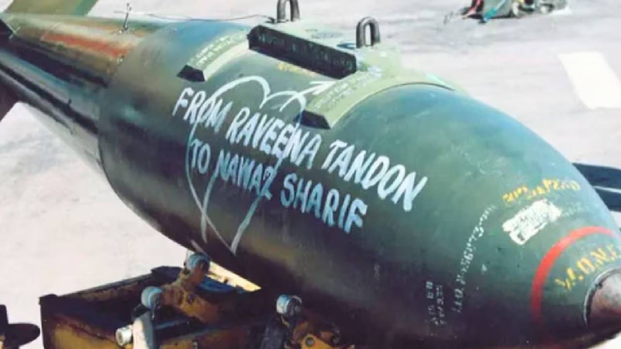 रवीना टंडन सोशल मीडियावर खूप सक्रिय असते. ती अनेकदा तिचे वैयक्तिक क्षण, जुन्या चित्रपटांच्या क्लिप्स आणि कुटुंबासोबतचे खास क्षण शेअर करत असते, जे वेगाने व्हायरल होतात. विशेष म्हणजे, आजची नवी पिढीही तिला तितकीच पसंत करते, जितकी जुनी पिढी करायची. इंस्टाग्राम सारख्या प्लॅटफॉर्मवर तिची फॅन फॉलोइंग सतत वाढत आहे. वाढते वयही तिच्या आत्मविश्वास आणि फिटनेसपुढे लहान वाटते. रवीना टंडन नेहमीच तिच्या सकारात्मक विचारांसह पुढे जाते. आजही चाहते तिच्या प्रत्येक अदाकारीचे वेडे आहेत आणि तिला खूप पसंती देतात.