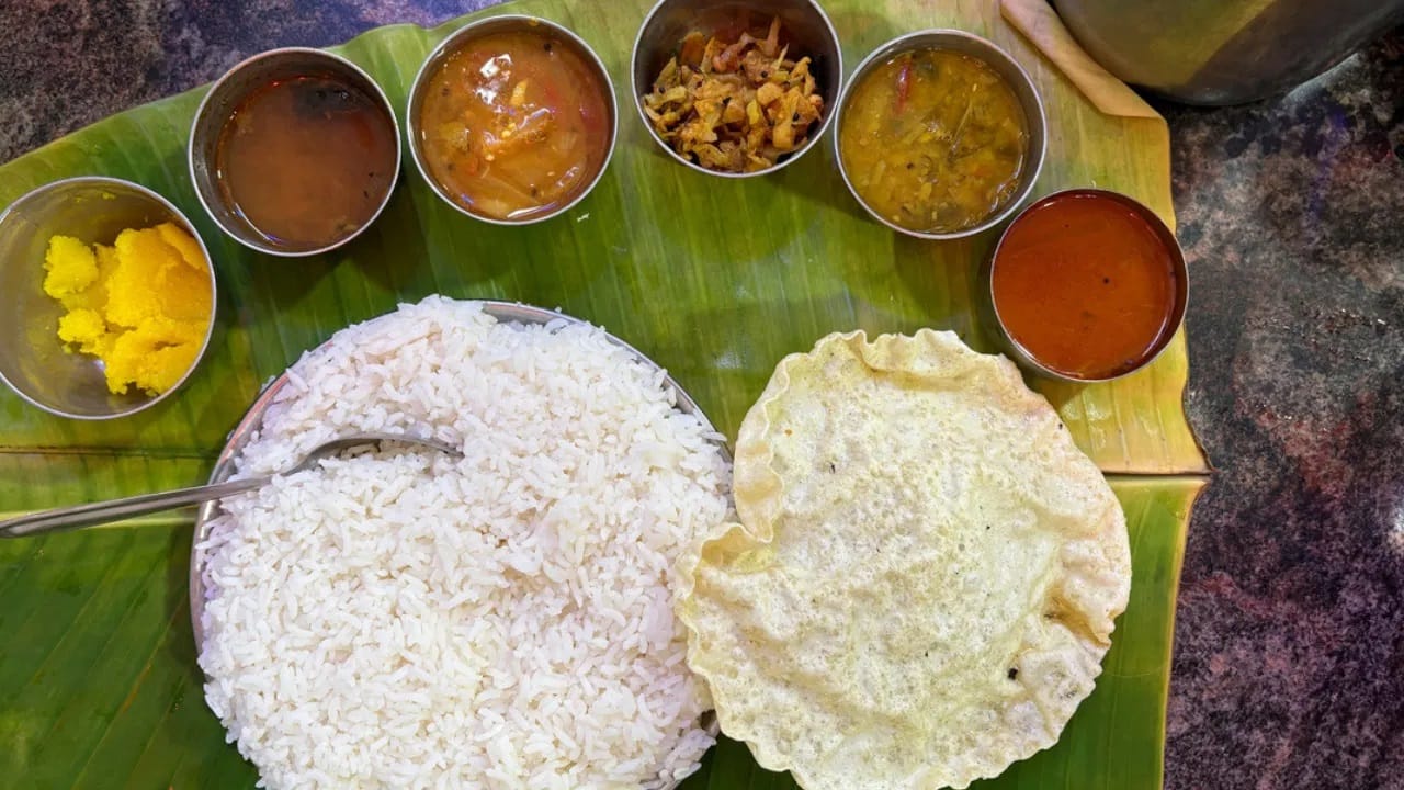 त्याचप्रमाणे, भात टोपाला चिकटू नये यासाठी एक उपाय आहे. भात शिजवताना चिकटू नये म्हणून, उकळत्या पाण्यात लिंबाच्या रसाचे काही थेंब किंवा थोडे तेल घाला.