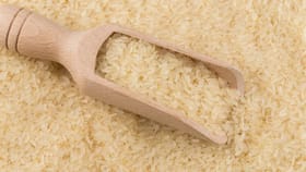 तांदळाच्या डब्यात टाका 2 वस्तू, वर्षभर तांदळाला लागणार नाही कीड.