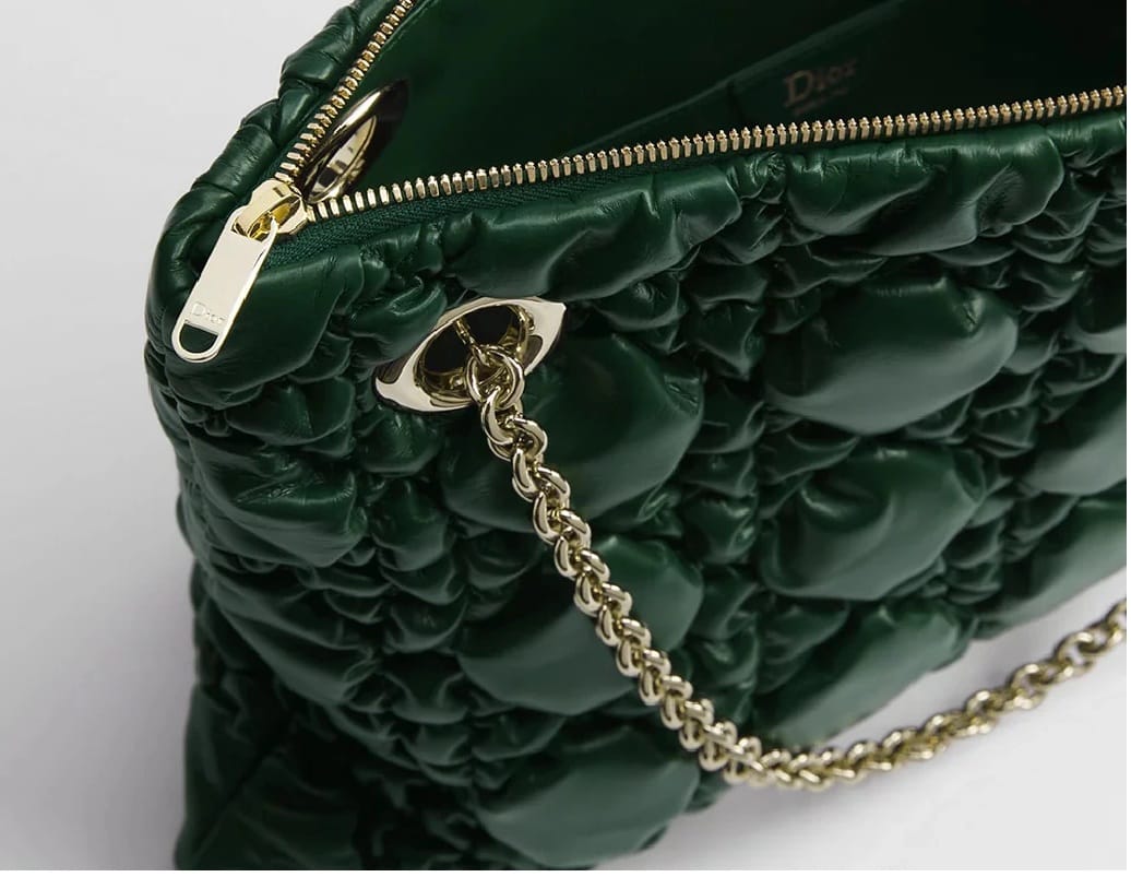 या पर्सला खास 'पफी मॅक्रोकेनेज' डिझाईन दिले गेले असल्याने त्याला हा 3D लुक मिळाला आहे.यात पर्सला गोल्ड फिनिशवाली चेन लावण्यात आली आहे. त्यामुळे ही पर्स शाही वाटते. (Photo Credit: DIOR)