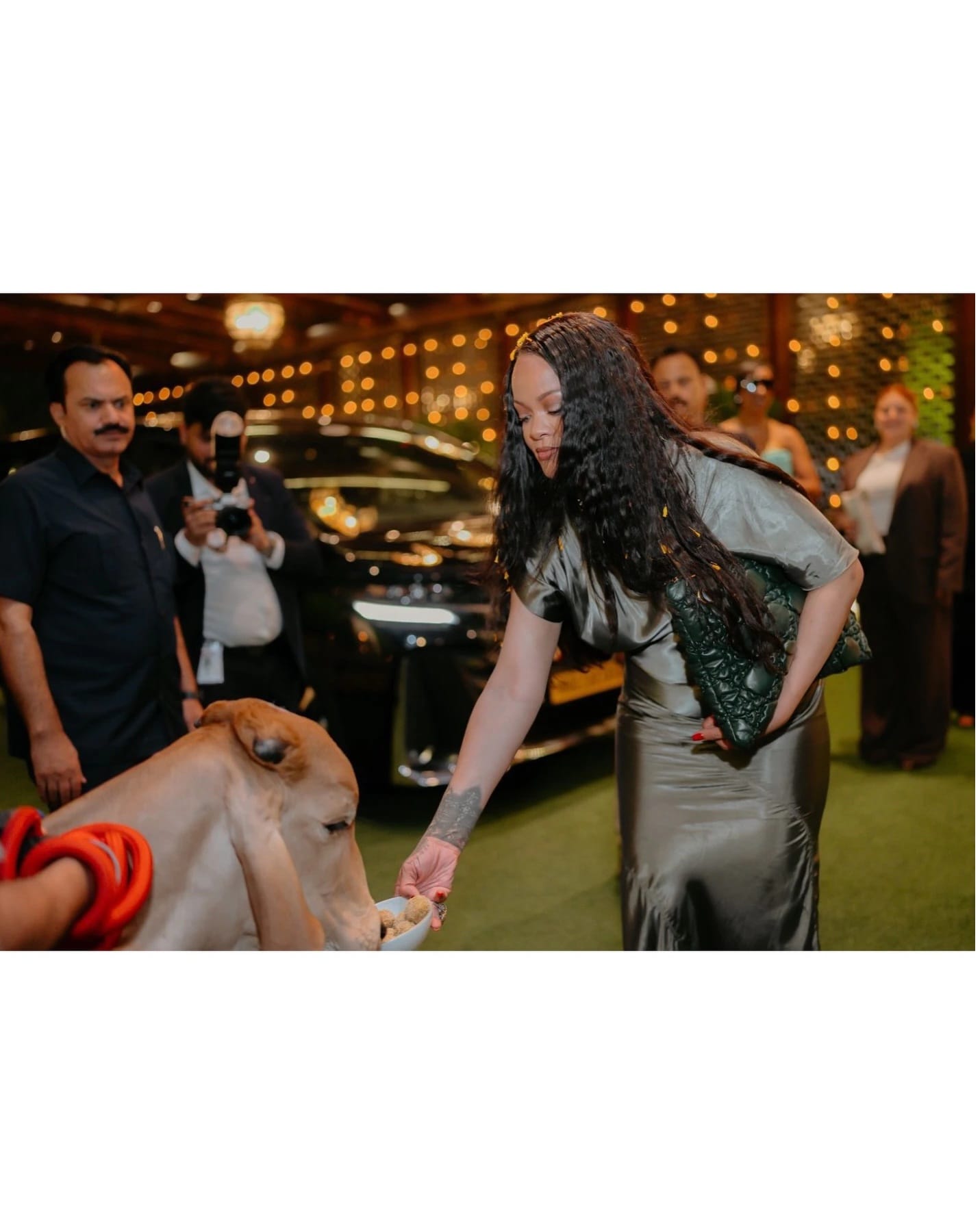  पॉप गायिका रिहाना  हीची ही लाखमोलाची ही पर्स लक्झरी बँड ( Dior) डिओरची आहे. या पर्सची खासीयत म्हणजे यास प्रीमियम लेदर पासून तयार केली आहे. या पर्सला एक खास  3D लुक दिलेला आहे. 