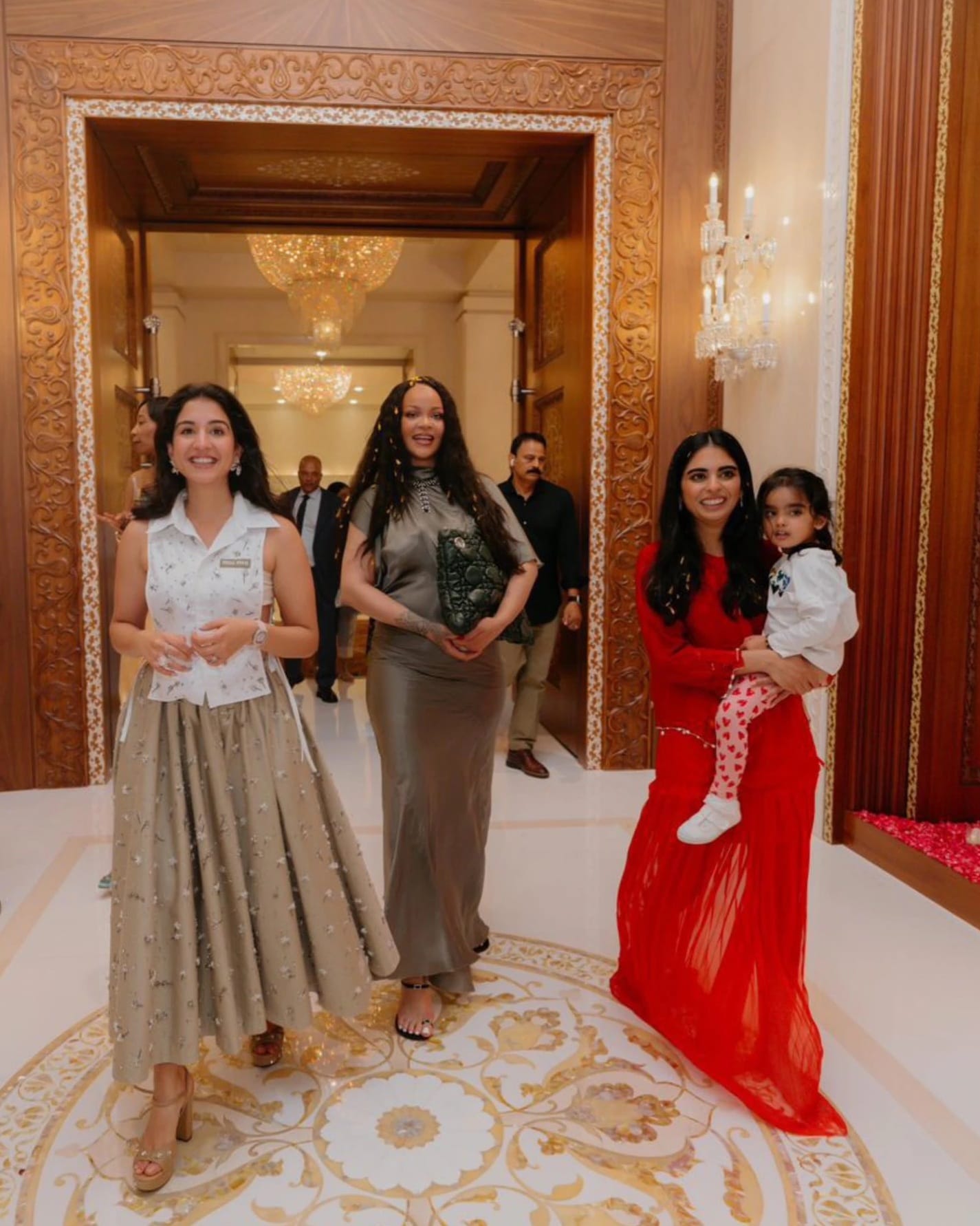 या फोटोत रिहाना इशा अंबानी आणि श्लोका सोबत वॉक करताना नजरेस येत आहे. ज्यात तिचा लूक आणि स्टाईल एकदम खास वाटत आहे. 