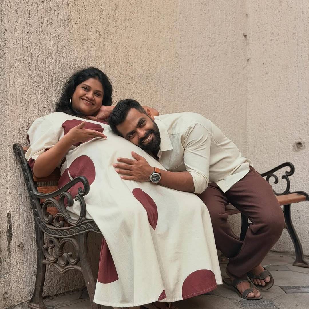 रोहनच्या या पोस्टवर चाहत्यांनी आणि इंडस्ट्रीतल्या कलाकारांनी शुभेच्छांचा वर्षाव केला आहे. रोहन आणि स्नेहल यांनी नोव्हेंबर 2017 मध्ये लग्न केलं होतं. लग्नाच्या आठ वर्षांनंतर ते आई-बाबा झाले आहेत.
