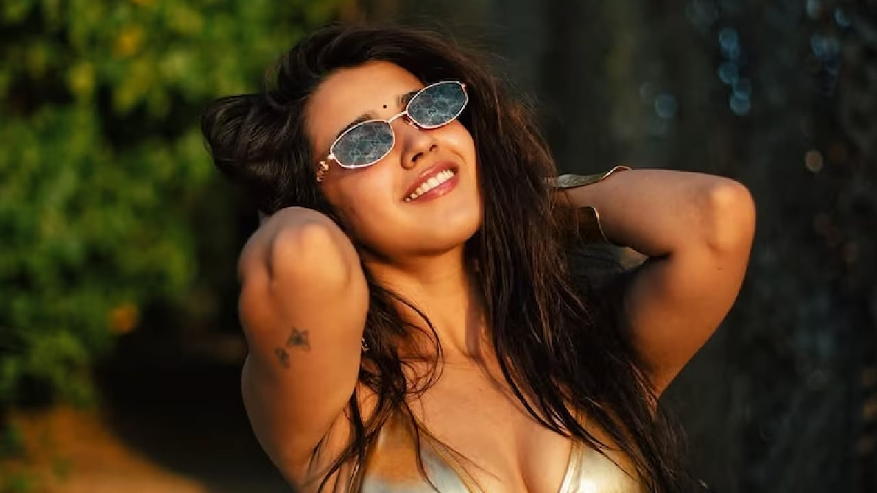 रोशनी वालिया हिने काही दिवसांपूर्वी दिलेल्या एका मुलाखतीत सांगितलं की, तिची आई खूपच मनमोकळ्या विचारांची आहे. ती रोशनीला केवळ करिअरमध्येच नाही तर वैयक्तिक आयुष्यातही स्वतःचे निर्णय घेण्यासाठी प्रोत्साहन देते.