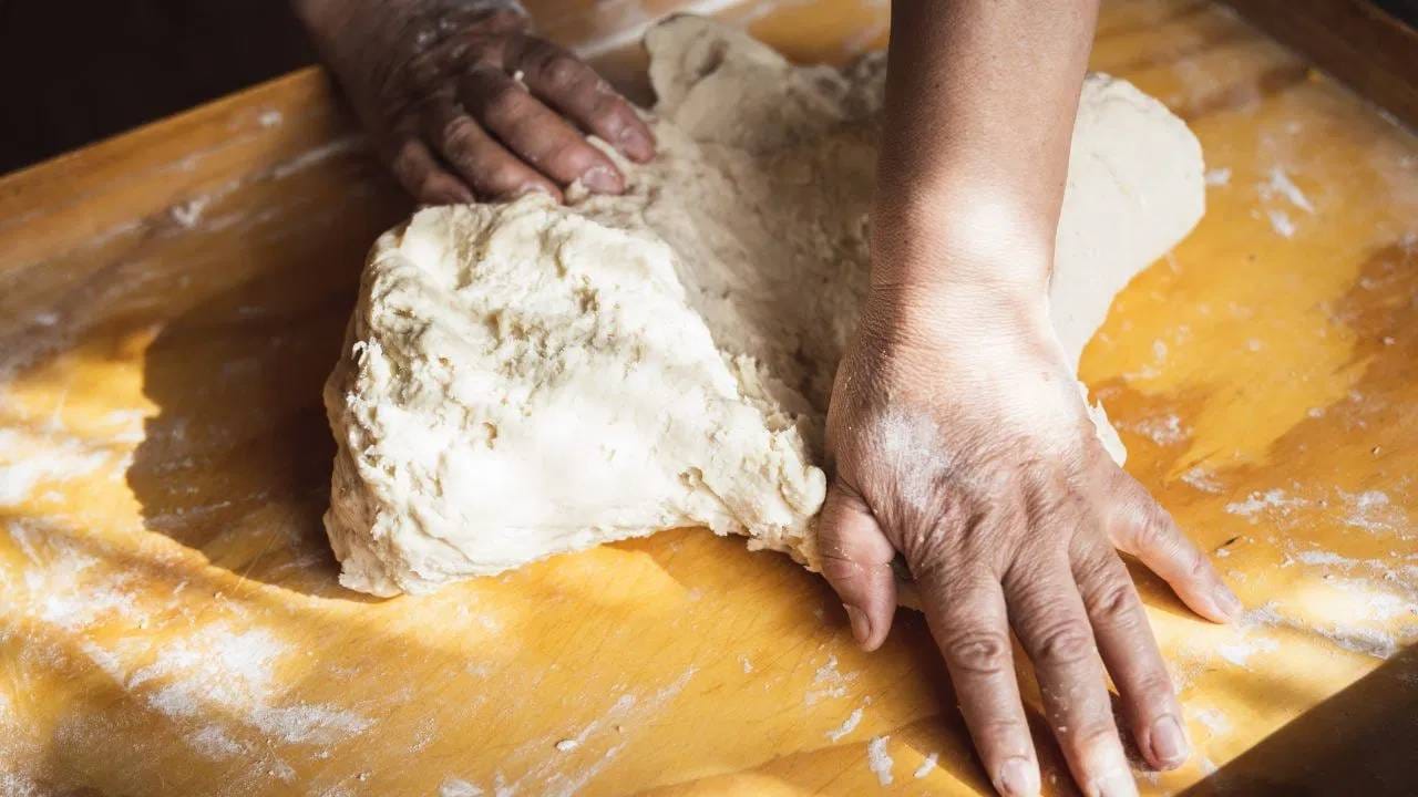 तुमच्यासोबतही असे घडते का? पोळी मऊ न राहण्याचे मुख्य कारण म्हणजे, अनेकदा पीठ मळण्याची चुकीची पद्धत किंवा काही किरकोळ चुका असतात.