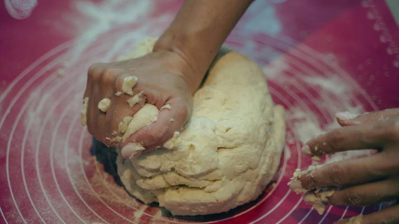 जर तुम्हाला तुमची पोळी नुकतीच बनवल्याप्रमाणेच मऊसूत, लुसलुशीत राहावी असे वाटत असेल, तर पीठ मळताना तुम्ही काही खास युक्त्या वापरू शकता. चला, काही सोप्या पण प्रभावी पद्धती जाणून घेऊया, ज्यामुळे तुमची पोळी कित्येक तास कापसासारखी मऊ राहील.