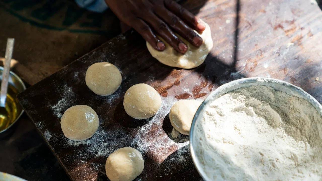 पीठ मळताना थंड पाण्याऐवजी कोमट पाणी वापरा. ​​यामुळे पीठ अधिक मऊ आणि लवचिक होते आणि पोळी छान फुगते.