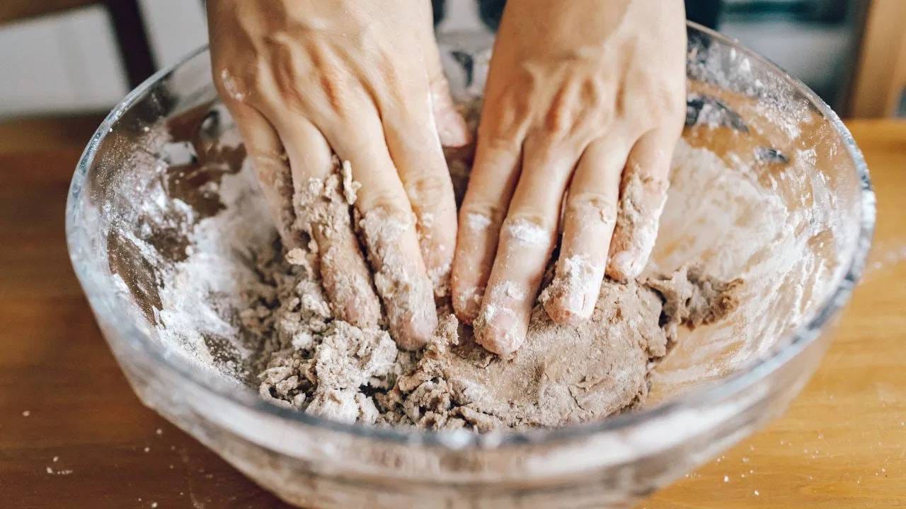 बरेच लोक पीठ मळून झाल्यावर लगेच पोळ्या लाटायला सुरूवात करतात. पण ही पद्धत योग्य नाही. कणीक मळून झाल्यावर किमान 10 ते 15 मिनिटं ती ओल्या फडक्याने झाकून ठेवा, चांगली मुरू द्या. 