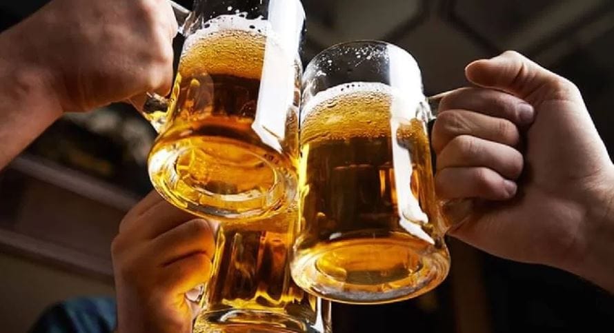 विकएंड म्हटलं की मद्यप्रेमींची पार्टी ठरलेली असते. विकएंड किंवा अन्य एखाद्या आनंदाच्या क्षणी असे मद्यप्रेमी एकत्र जमतात आणि मद्य पीत आनंद साजरा करतात. मद्यप्रेमींना वेगवेगळ्या ब्रँडचे मद्य प्यायला आवडते.