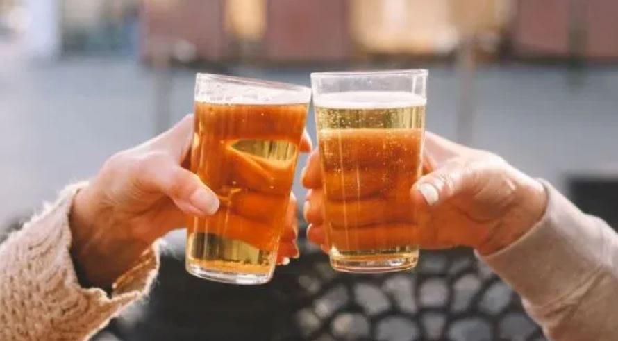 अनेक मद्यप्रेमींना रम खूप आवडते. त्यामुळे भारतात तयार होणाऱ्या आणि लोकांना आवडणाऱ्या एका रमच्या ब्रँडबद्दल जाणून घेऊ या. विशेष म्हणजे रमचा हा ब्रँड गोव्याचा आहे. मित्रमंडळी गोव्यात गेले की ही रम आवडीने पितात. या रमच्या ब्रँडचे नाव मका झाई असे आहे. 