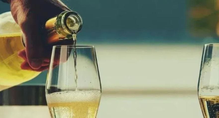 गोव्यातील एका भारतीय मद्यनिर्मिती कंपनीकडून या या मद्याची निर्मिती केली जाते. ही रम सोनेरी आणि पांढऱ्या अशा दोन फ्लेवरमध्ये मिळते. रमचा हा ब्रँड भारतात खूप वेगाने प्रसिद्ध होत आहे. या रमच्या एका बॉटलची किंमत 1350 रुपये आहे.