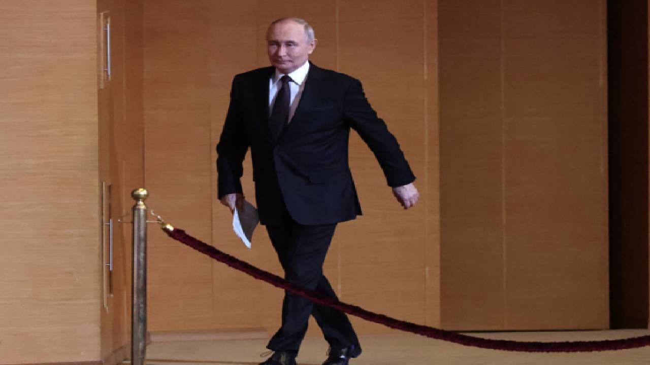 राष्ट्रपती व्लादिमीर पुतिन यांची रशियामध्ये एकहाती सत्ता आहे. सत्तेवर त्यांची मजबूत पकड आहे. रशियात पुतिन यांच्या विरोधात बोलण्याची कोणी हिम्मत दाखवत नाही. कोणी बोललचं तर तो मरते किंवा गायब होतो. या लिस्टमध्ये  एलेक्स नवेलनी, बोरिस नेमतसोव, येवगेने प्रिगोझिन ही नावं आहेत.  (Getty Images)