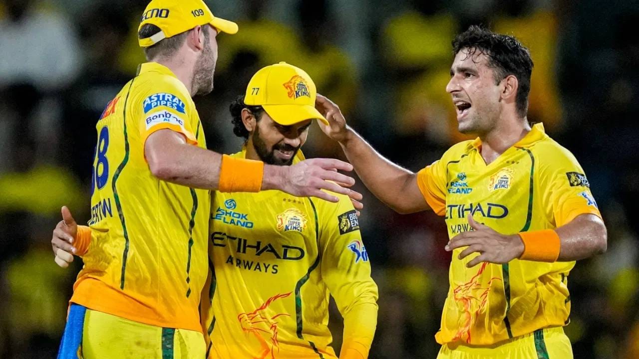  चेन्नई सुपरकिंग्स बद्दल बोलायचं झाल्यास तर त्यांचा सुद्धा दिल्ली कॅपिटल्स विरुद्ध स्लो ओव्हर रेट होता. ऋतुराज गायकवाडवर दंड ठोठावण्यात आलेला.  