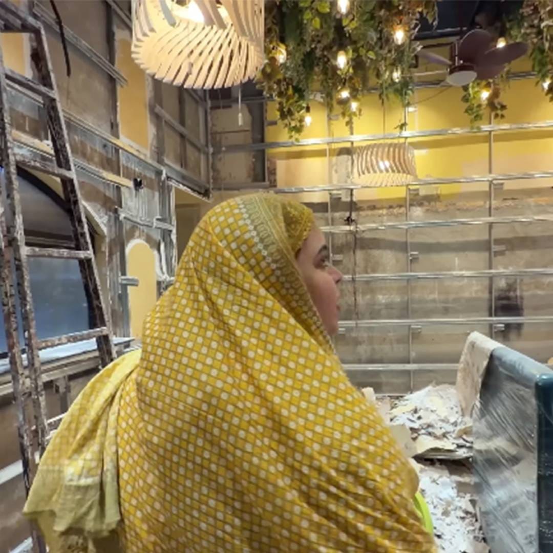 "आधीत सिलिंडरच्या तुटवड्यामुळे आम्हाला बरंच नुकसान सहन करावं लागलं होतं. त्यात आता या खर्चाची भर पडली आहे. एखाद्या गोष्टीला इतक्या प्रेमाने बांधल्यानंतर त्याची अशी अवस्था पाहून खूप वाईट वाटतंय", अशा शब्दांत ती व्यक्त झाली. 
