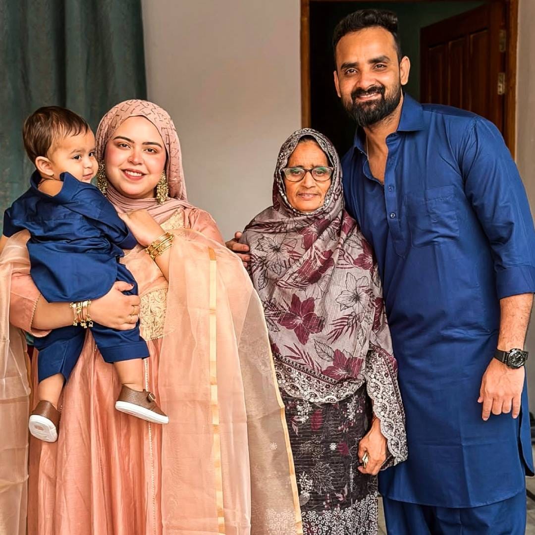 सबा आणि तिचा पती खालिद नियाजने युट्यूबवर यासंदर्भातला नवीन व्लॉग पोस्ट केला आहे. यामध्ये रेस्टॉरंटमधील बांधकाम तोडताना दिसून येत आहे. "आम्हाला कोट्यवधी रुपयांचं नुकसान सहन करावं लागत आहे", असं ती यात म्हणतेय.  
