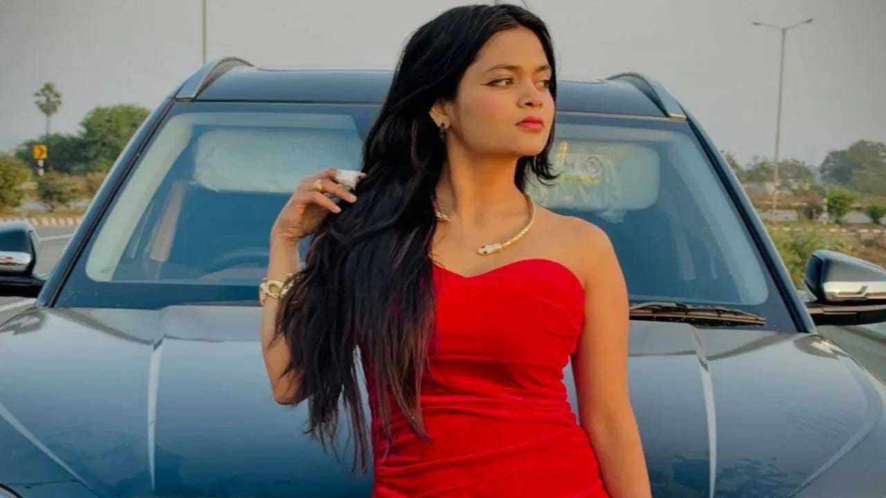 साहिबाने आतापर्यंत 3000 पेक्षा जास्त सापांची सुटका केली आहे. ती नागपूरची राहणारी आहे. दोन-तीन वर्षांपूर्वी अभिनय क्षेत्रात काम करण्यासाठी ती मुंबईत आली. तिने बालाजी ALTT साठी काम केलय. टी-सीरीज अल्बमच्या काही गाण्यातही ती दिसली आहे.