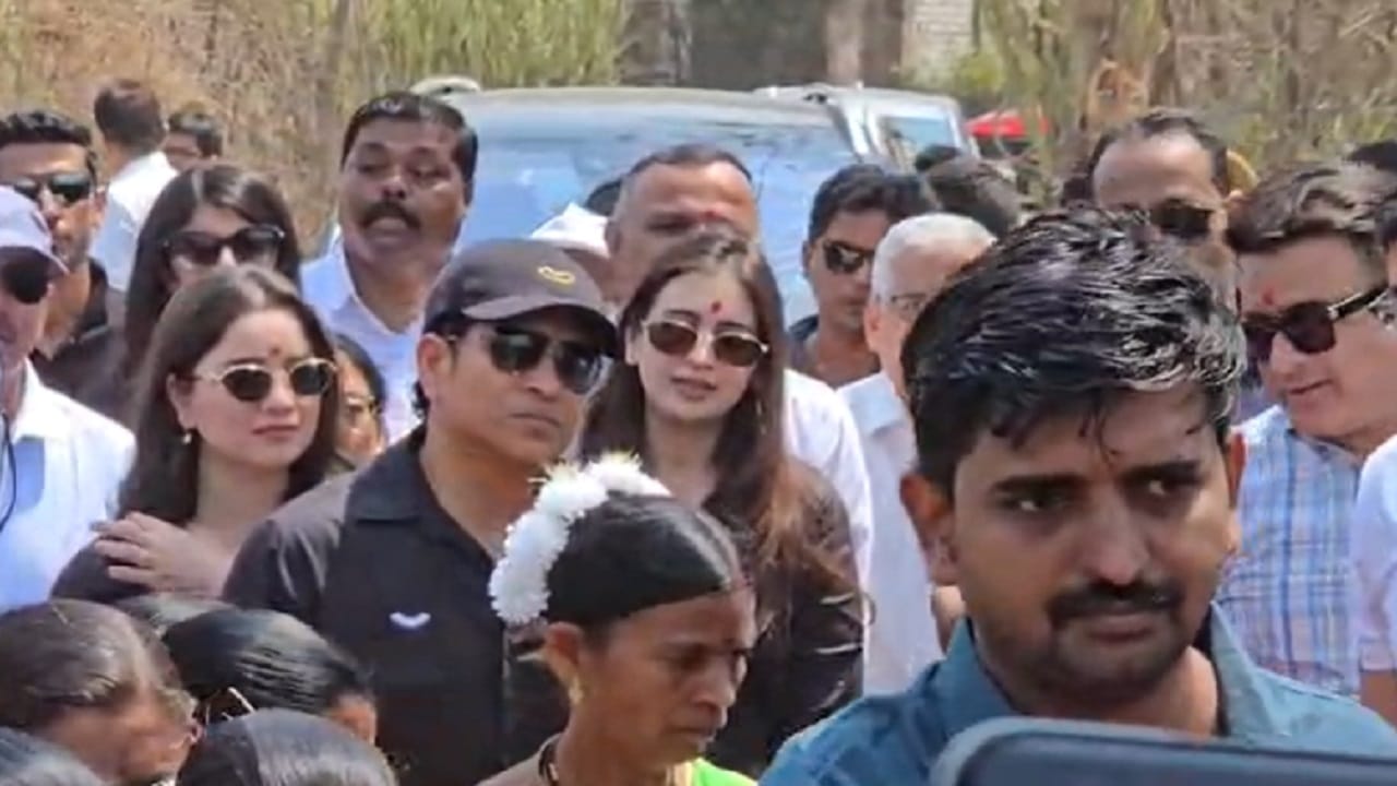 सांगायचं झालं तर, प्रकल्पाच्या लोकार्पणासाठी सचिन तेंडुलकर यांची लेक सारा तेंडुलकर, सून सानिया तेंडुलकर, सरपंच सरिता गायकर, स्थानिक नागरिक आणि मोठ्या संख्येने शालेय विद्यार्थी देखील उपस्थित होते. पण रिद्धी हिच्या भाषणाने सर्वांचं लक्ष वेधून घेतलं.  