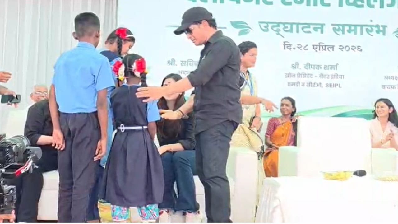 ग्रामीण भागातील असून देखील इतक्या लहान वयात ही चिमुकली इतक्या आत्मविश्वासाने भाषण करत असल्याने याच ग्रामीण भागात पुढे देश घडवणारे तरुण तयार होतील असा विश्वास देखील तेंडुलकर यांनी यावेळी व्यक्त केला. 