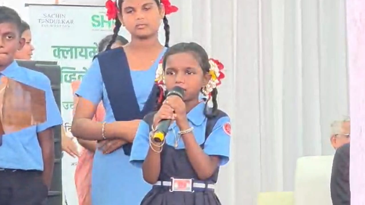 पालघरच्या वाडा तालुक्यातील गुहीर येथे आज सचिन फाउंडेशन च्या माध्यमातून 130 घरांसाठी सोलर पॅनलचा संच बसवण्यात आला.याचं उद्घाटन मास्टर ब्लास्टर सचिन तेंडुलकर, सारा तेंडुलकर आणि सानिया तेंडुलकर यांच्या हस्ते करण्यात आल.