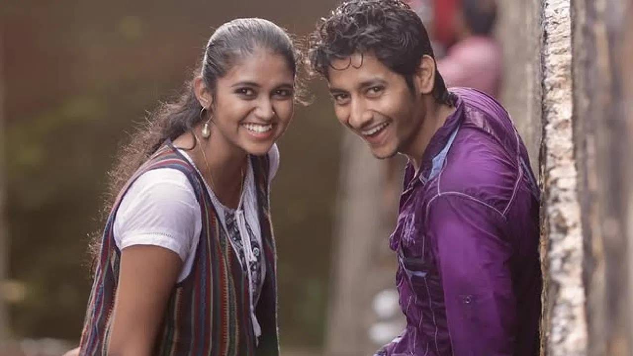 'सैराट'मध्ये मुख्य भूमिका साकारणाऱ्या रिंकू राजगुरूने चित्रपटाला 10 वर्ष पूर्ण झाल्याबद्दल आनंद व्यक्त केला. या अभिनेत्रीने चित्रपटातील अनेक व्हिडिओ आणि फोटो पोस्ट केले. रिंकू व्यतिरिक्त, या चित्रपटात आकाश ठोसरनेही मुख्य भूमिका साकारली होती. सैराटमध्ये रिंकूने  'आर्ची' अर्थात अर्चना पाटील आणि आकाशने  'परश्या' म्हणजेच प्रशांत काळेची भूमिका साकारली होती. हे दोघेही वेगवेगळ्या जातीचे असतात, पण  जातीयवाद आणि श्रीमंत-गरीब संबंधांच्या भिंती तोडून ते एकमेकांच्या प्रेमात पडतात. मात्र, त्यातच त्यांना कुटुंबाचा विरोध आणि समाज अशा अनेक समस्यांना तोंड द्यावं लागतं.