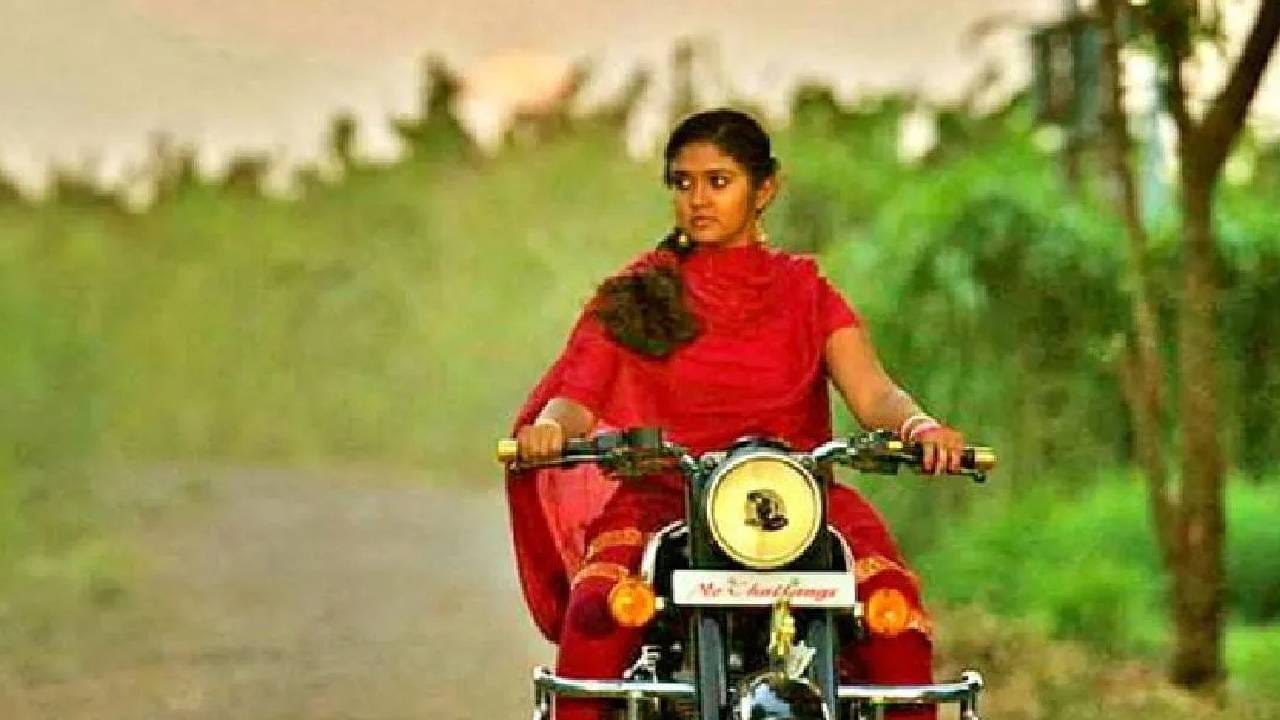 नागराज मंजुळेने या चित्रपटाचं दिग्दर्शन केलं.  ऑनर किलींगवर आधारित या चित्रपटाच्या क्लायमॅक्सने प्रेक्षकांच्या डोळ्यात पाणी आणलं, त्यांना  रडवलं. हा पिक्चर रिलीज झाल्यावर इतका प्रचंड यशस्वी होईल, याचा कोणालाही अंदाज नव्हता. चित्रपटाचं बजेट केवळ 4 कोटी होतं. पण फक्त भारतातच चित्रपटाने 100 कोटींचा गल्ला पार करत 104 कोटी रुपयांची कमाई केली. तर जगभारत 110 कोटी कमावले. IMDb वर या चित्रपटाला 8.3 रेटिंग असून मिळाले आणि याचा हिंदी रिमेकही बनवण्यात आला.