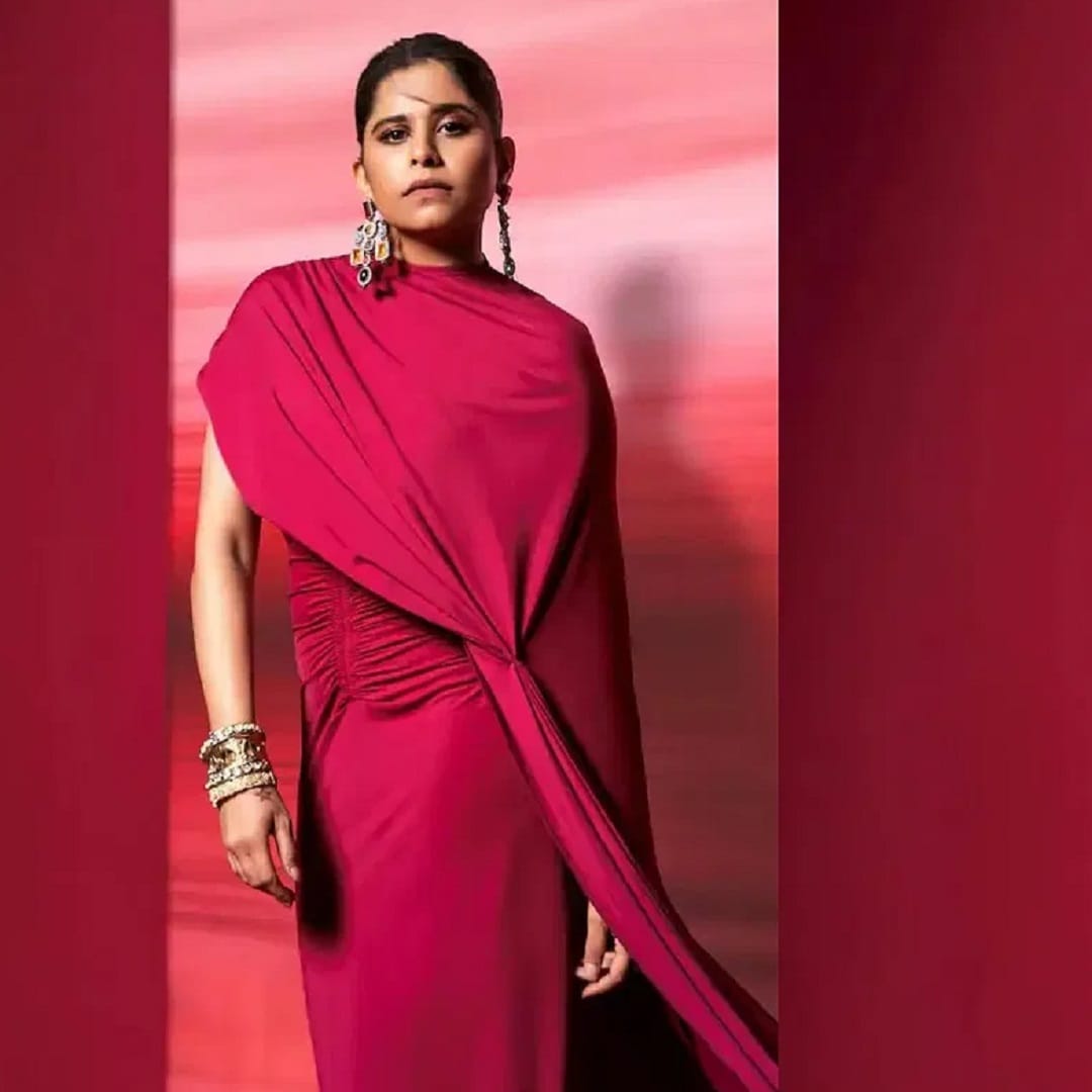 सई सोशल मीडियावर कायम सक्रिय असते. सोशल मीडियावर तिच्या चाहत्यांची संख्या देखील फार मोठी आहे. चाहत्यांच्या संपर्कात रहण्यासाठी अभिनेत्री कायम स्वतःचे फोटो आणि व्हिडीओ सोशल मीडियावर पोस्ट करत असते. चाहते सईच्या प्रत्येक फोटोवर लईक्स आणि कमेंटचा वर्षाव करत असतात.  