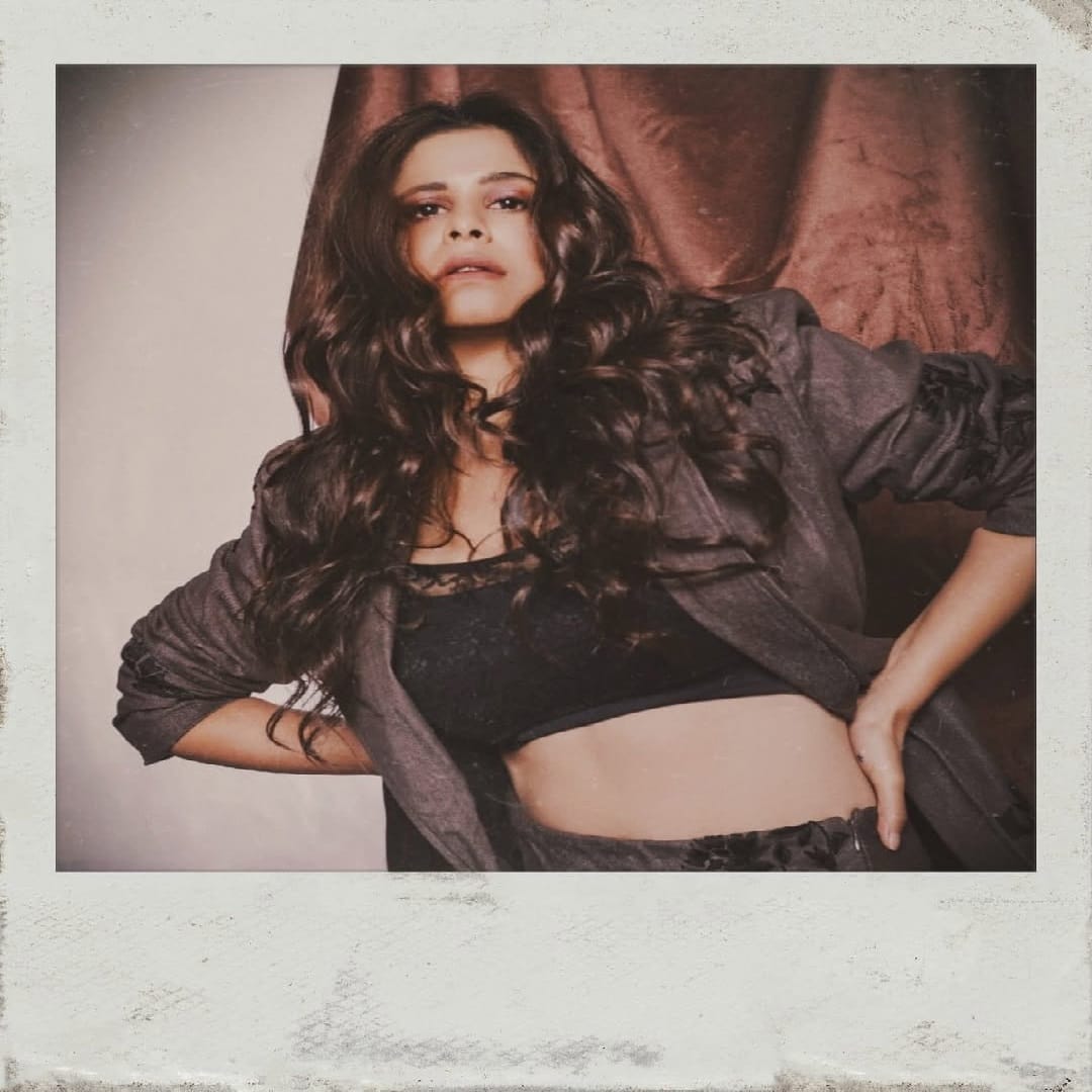 अभिनेत्री सई ताम्हणकर हिच्याबद्दल आज वेगळं काही सांगण्याची काहीही गरज नाही. अभिनेत्रीने अनेक मराठी सिनेमांमध्ये दमदार भूमिका साकारत चाहत्यांचं मनोरंजन केलं. आज देखील तिचे काही जुने सिनेमे चाहते त्याच आवडीने पाहतात.