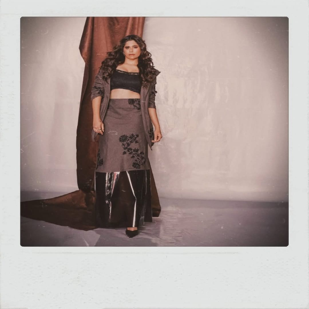 फक्त मराठी नाही तर, हिंदी सिनेमांमध्ये देखील सई हिने दमदार भूमिका साकारत चाहत्यांचं मनोरंजन केलं आहे. आता सई तिच्या कोणत्या सिनेमामुळे नाही तर, फोटोशूटमुळे चर्चेत आली आहे. सध्या सईचे काही फोटो सोशल मीडियावर व्हायरल होत आहेत. 