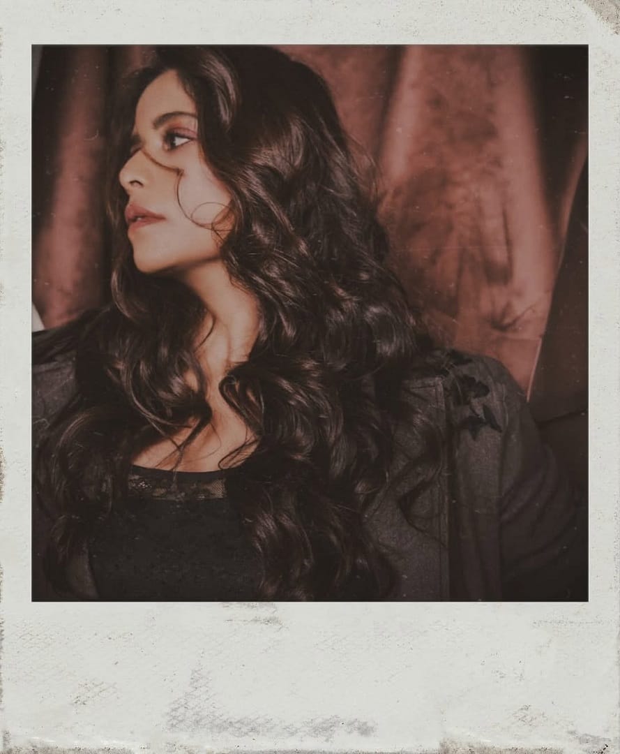 सई हिने स्वतःचे काही फोटो इन्स्टाग्रामवर पोस्ट केले आहे. फोटो पोस्ट करत अभिनेत्रीने कॅुप्शनमध्ये Postcards.. असं लिहिलं आहे. चाहत्यांनी देखील अभिनेत्री लूकवर लाईक्स आणि कमेंट करत प्रेम व्यक्त केलं आहे. सोशल मीडियावर कायम अभिनेत्रीचे फोटो व्हायरल होत असतात. 