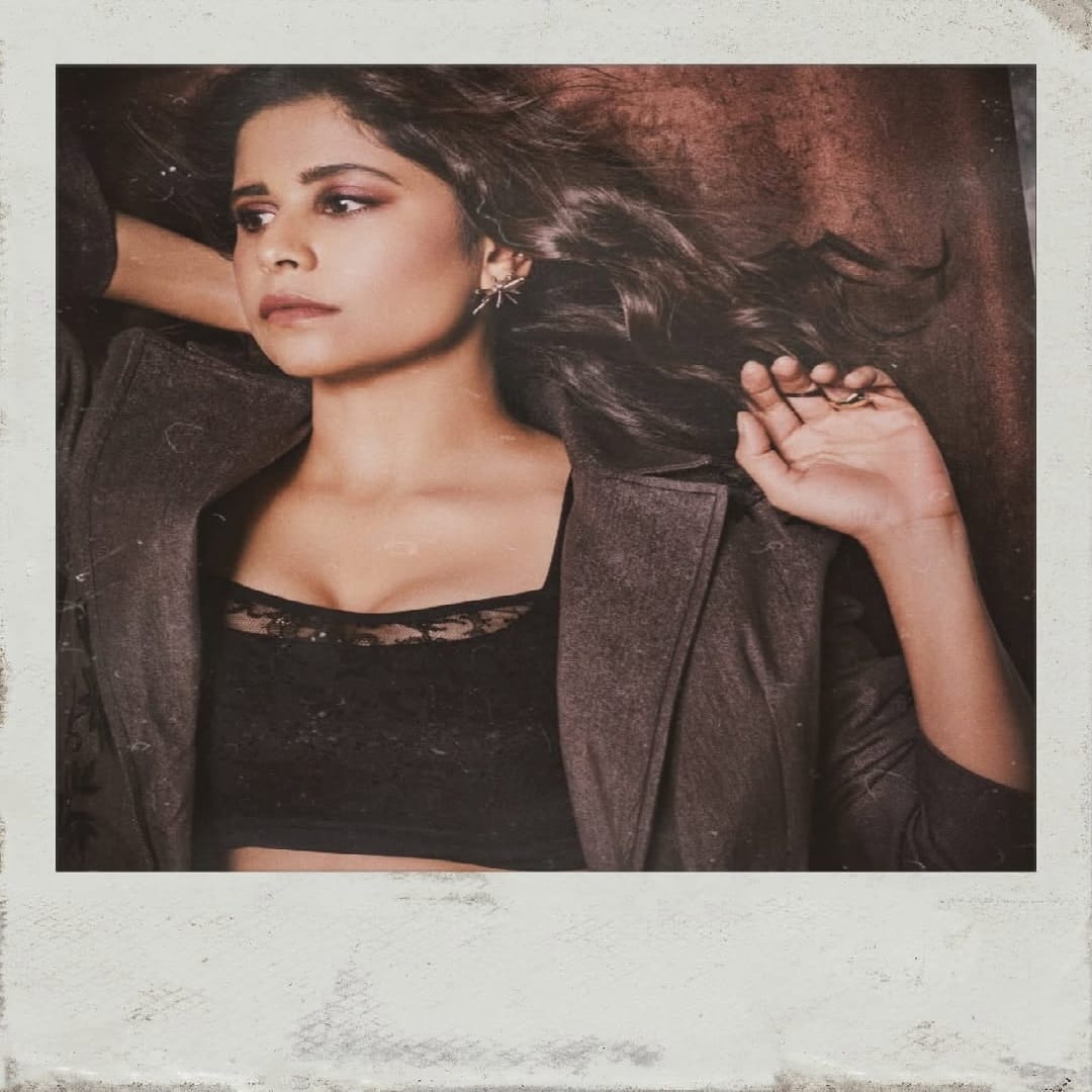 सांगायचं झालं तर, सई स्वतःला फिट ठेवण्यासाठी प्रयत्न करते. सई आता 39 वर्षांची आहे. पण अभिनेत्रीकडे पाहल्यानंतर असं वाटणारच नाही की, सई 39 वर्षांची आहे. अभिनेत्री कायम चाहत्यांना फॅशन गोल्स देत असते. चाहत्यांना देखील अभिनेत्रीचा प्रत्येक लूक आवडतो.