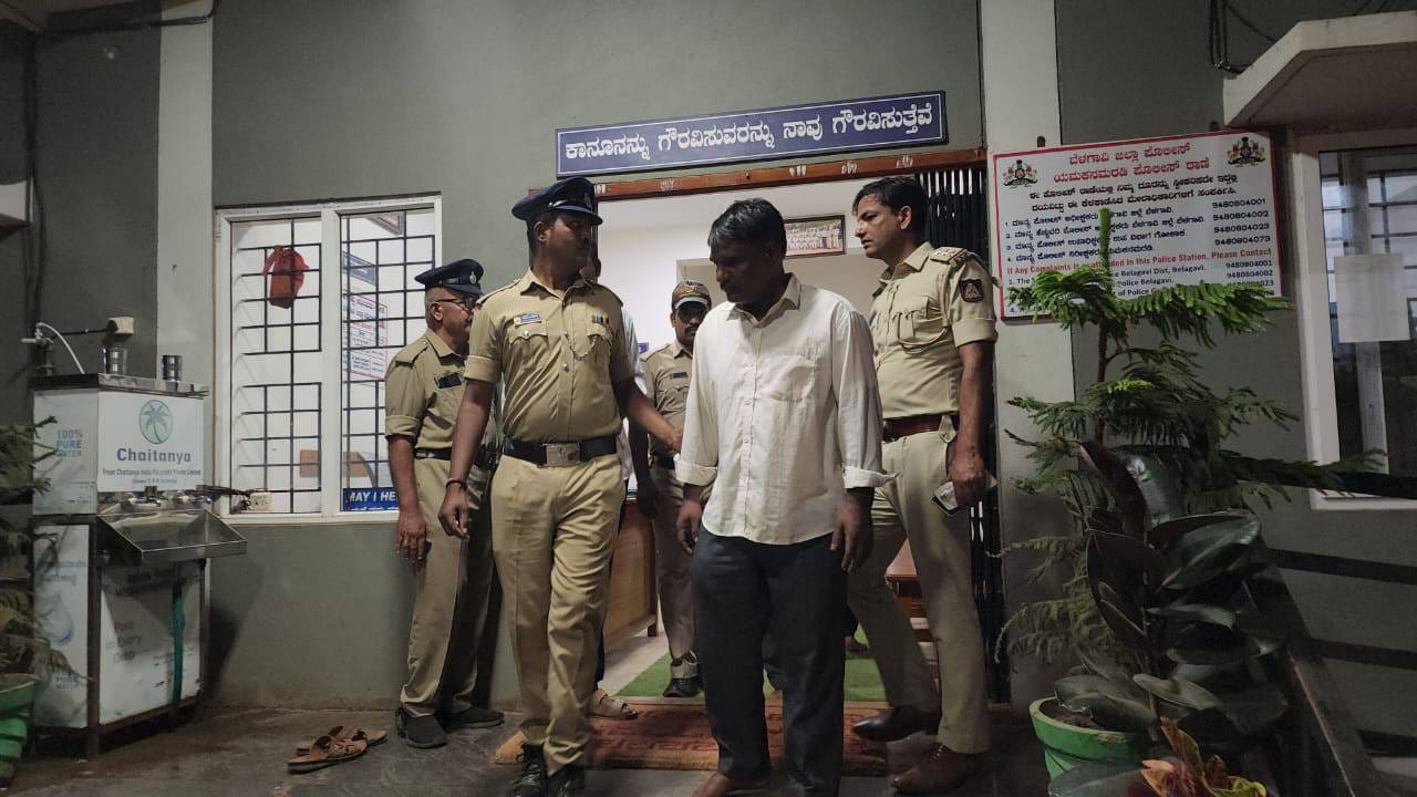 सबसे बडा रोग, क्या कहेंगे लोग ? समाज, समाजातील लोक काय म्हणतील याची भीती अनेकांच्या मनात असते आणि त्याच भीतीपायी कधीकधी असं काही केलं जातं की क्षणात होत्याचं नव्हतं. जातीबाहेर लग्न आपल्याकडे आजही बहुतांश ठिकाणी मान्य केलं जात नाही आणि त्यातूनही कोणी तसं केलंच, तर फार कमी ठिकाणी ते स्वीकारलं जातं. अनेक वर्षांपूर्वी आलेल्या नागराज मंजुळेच्या 'सैराट' या चित्रपटात जातीचंहेच वास्तव प्रखरपणे दाखवण्यात आलं होतं, ज्यामध्ये पळून जाऊन, लग्न करून सुखाने संसार करणाऱ्या आर्ची आणि परश्याचं निर्घृणपणे खून केला जातो.