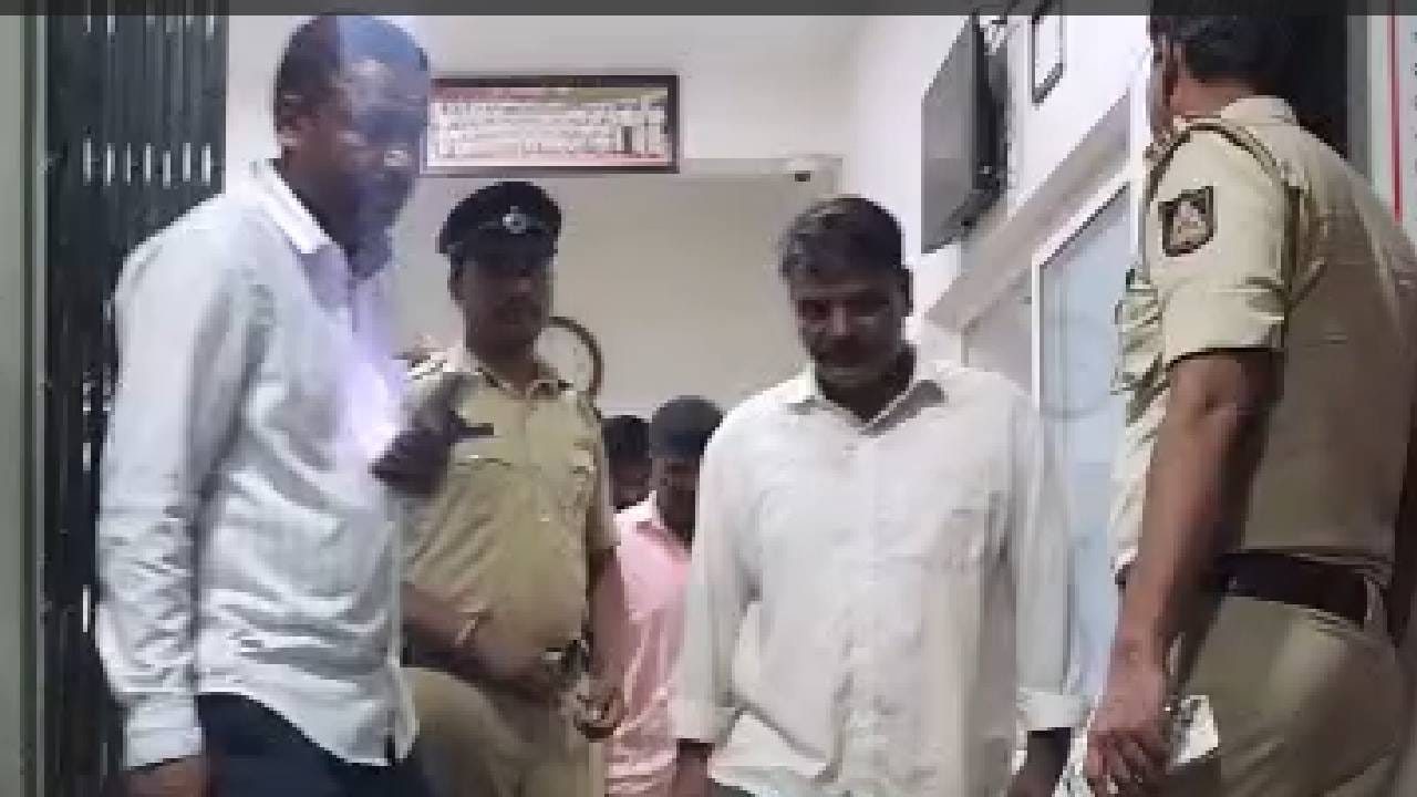 दुसऱ्या जातीतील प्रियकरासोबत पळून गेलेल्या बहिणीला तिच्याच भावांनी ठार केलं. एवढंच नव्हे पुरावा मिटवण्यासाठी तिचा मृतदेहाचंदहन केलं. सांगली जिल्ह्यातील आरग येथे मृतदेह परस्पर दहन करून टाकल्याचंही तपासात उघड झालं असून या धक्कादायक घटनेमुळे सगळेच हादरले आहेत. 