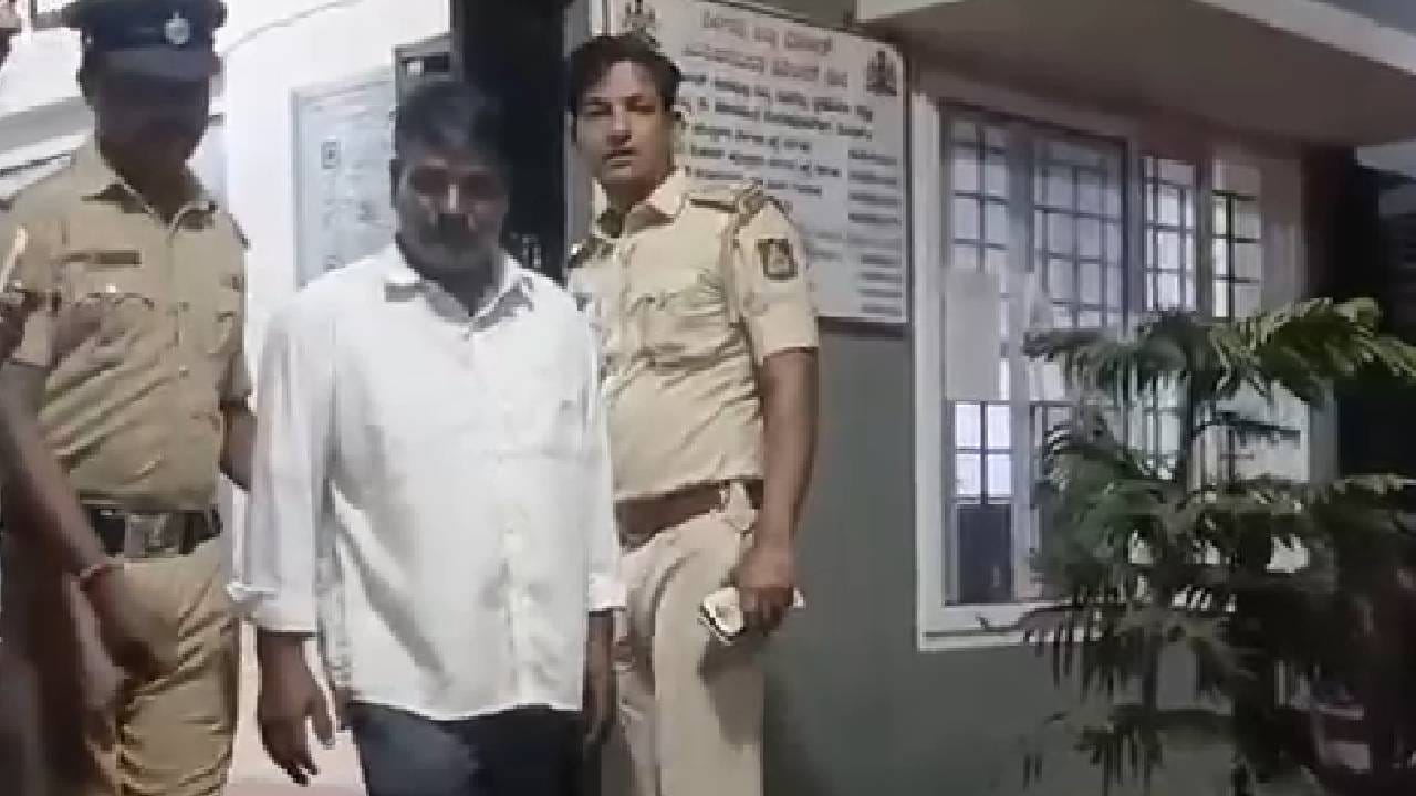 सत्यव्वा संतोष हेळवी (वय 24) असं हत्या करण्यात आलेल्या महिलेचे नाव असून 21 मार्चला हा दुर्दैवी प्रकार घडला. काका आणि भाऊजीच्या मदतीने, भावाने बहिणीला विष पाजून संपवलं. याप्रकरणी सत्यव्वाचा काका प्रकाश भीमाप्पा हळवर (वय 46), भाऊ शानूर सदाशिव हळवर (वय 35) व भाऊजी कल्लाप्पा मायाप्पा हेळवी (वय 40, तिघेही रा. नदीगुडी, ता. हुक्केरी) अशा तीन संशयितांना अटक केली आहे. त्यांना न्यायालयीन कोठडी ठोठावण्यात आली आहे. 