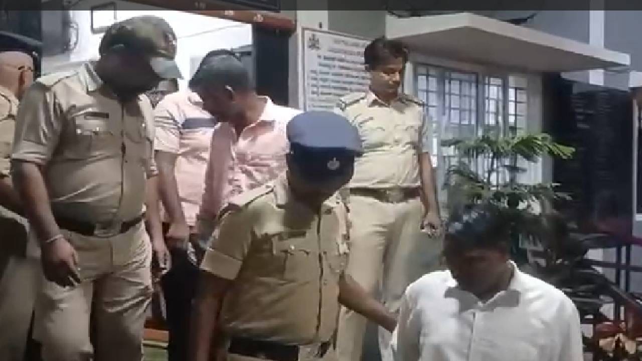 मिळालेल्या माहितीनुसार, 4 वर्षांपूर्वी सत्यव्वा हिचं  रायबाग तालुक्यातील हणबरट्टी येथील संतोष हेळवी याच्याशी लग्न झालं. पण लग्नाआधीपासूनच तिचं तिच्याच गावातील कृष्णा पाटील नावाच्या तरूणावर प्रेम होतं. लग्नानंतरही त्यांचा एकमेकांशी संपर्क होता. फेब्रुवारी महिन्यात सत्यव्वा पतीच्या घरातून पळून प्रियकराकडे गेली . ते एकत्र रहायचे. 