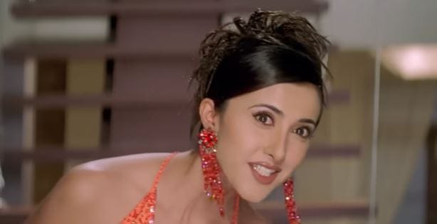 परंतु तिला जसे जसे प्रसिद्धी मिळू लागली तसे तसे तिचे जगणे कठीण होऊ लागले. तिला थेट अंडरवर्ल्डमधून फोन कॉल येऊ लागले. मी ज्या चित्रपटात काम करत आहे त्या चित्रपटाच्या निर्मात्याचे अंडरवर्ल्डसोबत संबंध आहे हे तिला समजून आले. हे सगळं समजल्यानंतर ती खूप घाबरली. 