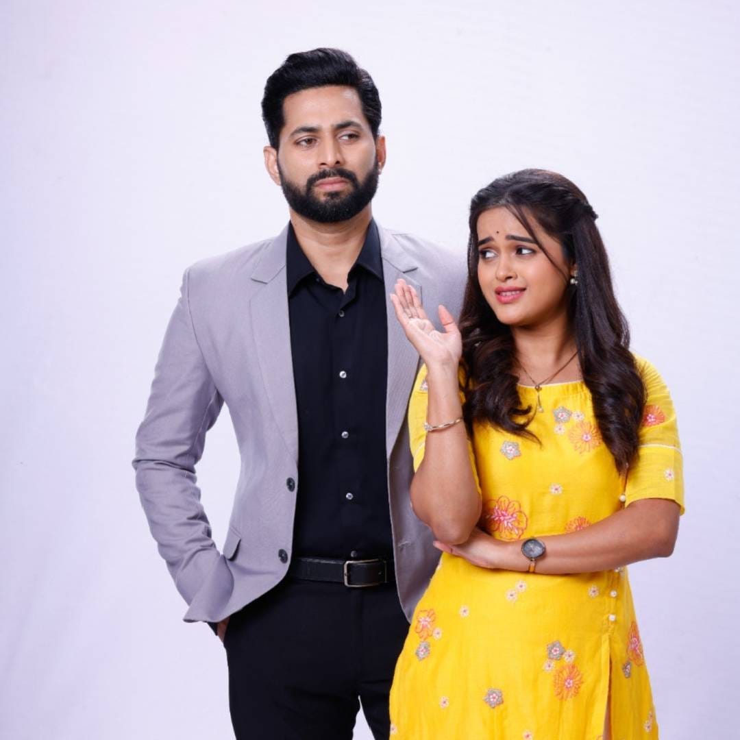 'सनई चौघडे'मध्ये आसावरीच्या लग्नाची धावपळ सुरू असतानाच अनेक नाट्यमय घडामोडी घडत आहेत. आसावरीच्या अंगठीसाठी सोनं जमवताना घरच्यांचा दागिन्यांच्या दुकानात अपमान होतो. शर्वरी आसावरीच्या लग्नासाठी जयकडे आगाऊ पगाराची मागणी करते, पण जय तिचा अर्ज फाडून टाकतो. दरम्यान, गौतम नशेत घरी आल्याने जय आणि तेजस्विनीला धक्का बसतो. आसावरीला पाहायला पाहुणे येणार असतानाच गौतम तिला भेटण्यासाठी तगादा लावतो, ज्यामुळे ती प्रचंड घाबरते. तर इकडे शर्वरी शिताफीने जयच्या केबिनमध्ये शिरून मिटिंग कॅन्सल करते, जेणेकरून ती एंगेजमेंटला जाऊ शकेल.
