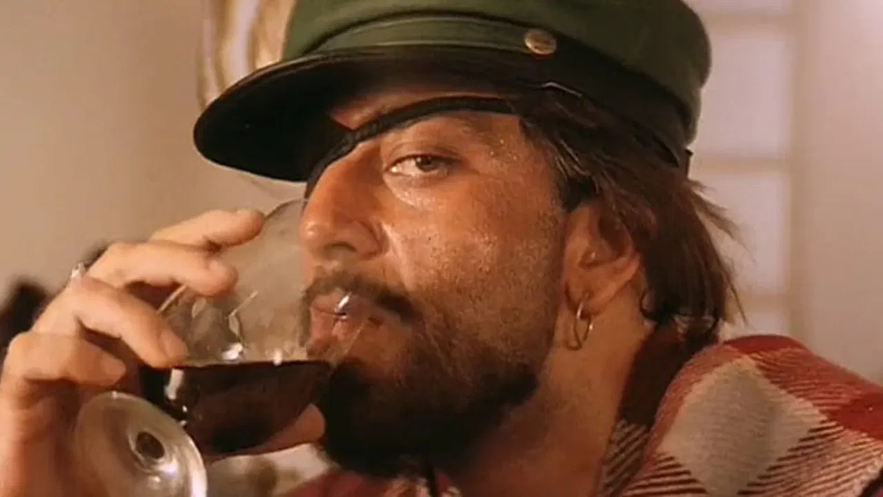 'खलनायक' हा त्या काळातील सर्वात गाजलेल्या चित्रपटांपैकी एक मानला जातो. चित्रपटाची कथा, संगीत आणि पात्रांनी प्रेक्षकांवर खोलवर परिणाम केला होता. विशेषतः 'नायक नहीं खलनायक हूं मैं' सारखी गाणी आजही लोकप्रिय आहेत. या चित्रपटाने संजय दत्तच्या करिअरला एक नवी ओळख मिळवून दिली होती.