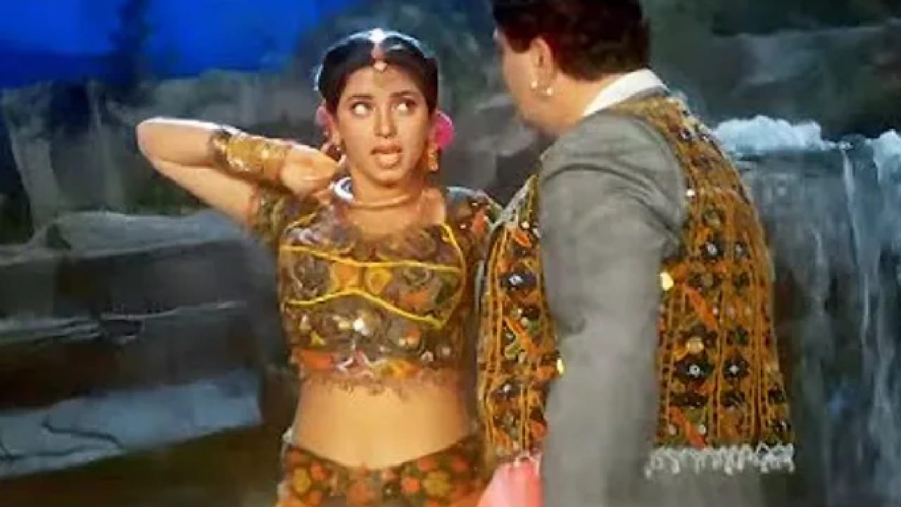 तसेच ऋषी कपूर आणि जुही चावला यांच्या गाण्यावरही वाद झाला होता. ‘सैंया के साथ मड़ैया में बड़ा मजा आए रजैया में’ या ओळींवर आक्षेप घेतल्यानंतर ‘रजैया’ हा शब्द बदलून ‘लड़ैया’ करण्यात आला होता. 